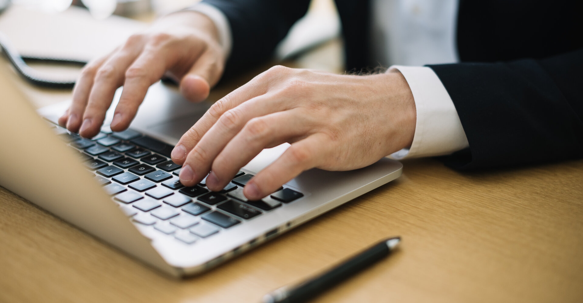 samusil-eseo-noteubug-e-iblyeoghaneun-namja